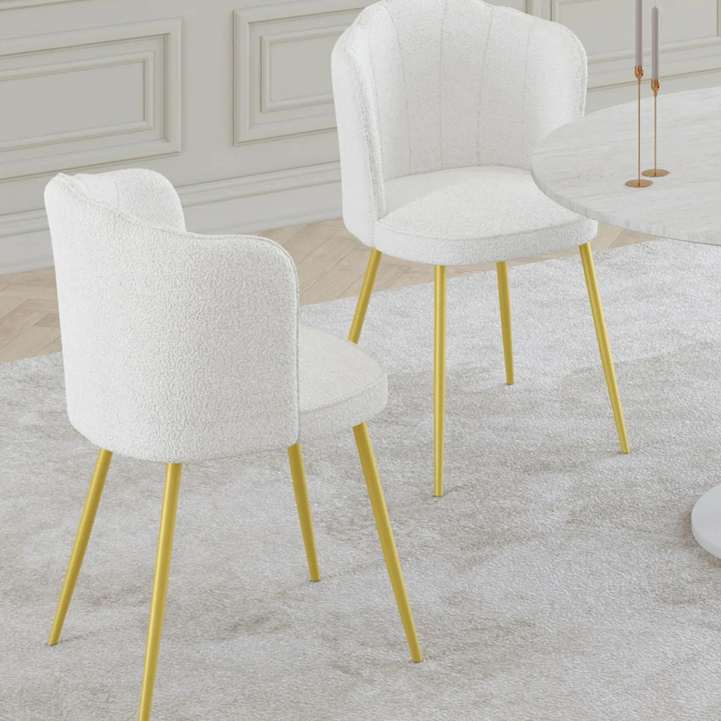 Lot de 2 chaises bouclette blanche, dossier coquillage, pieds dorés*IDMarket Online
